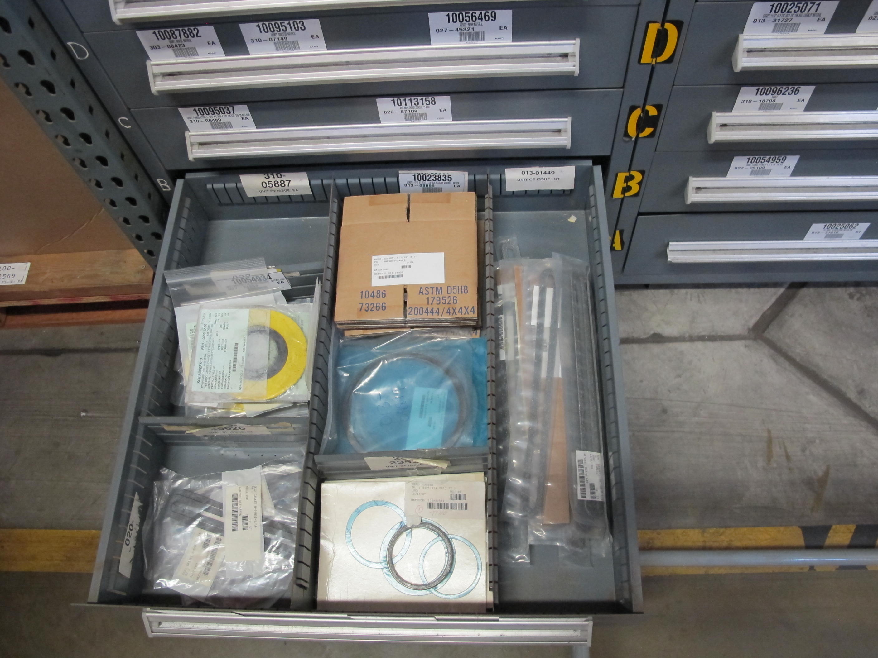 STANLEY VIDMAR HEAVY DUTY 12-DRAWER PARTS CABINET W/ CONTENTS (W-50) LOADING & HANDLING FEE $25-